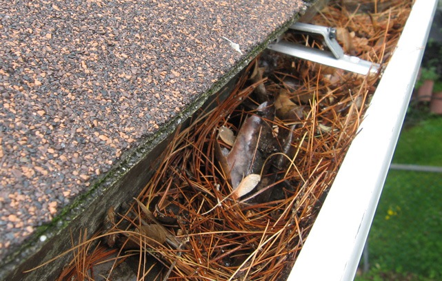 clogged gutter cleaning